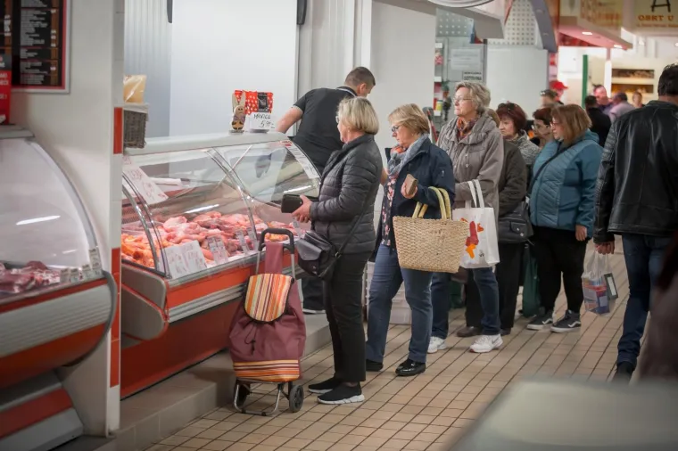 Prije točno godinu dana Bero&scaron; je proglasio epidemiju korone! Prisjetite se kako je tada bilo: Redovi pred trgovinama, prazne police, dezinfekcija...