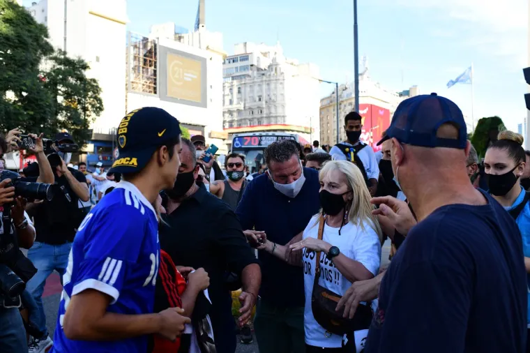 Argentinci su u srijedu izašli na ulice Buenos Airesa zahtijevajući pravdu za Diega Maradonu, nakon što istraga o uzroku njegove smrti još nije dala nikakve odgovore.  "Nije umro, ubili su ga," poručili su s prosvjeda ispred Obeliska u Buenos Airesu gdje su njegovi navijači mahali zastavama i pjevali pjesme u znak poštovanja prema "malom zelenom".  Na skupu su bile i bivša Maradonina supruga Claudia Villafane i dvije njegove kćeri, Dalma i Gianinna. "Pravda za Diega", "Želimo suđenje i kažnjavanje krivih," bili su neki od transparenata.  Jedan od najboljih nogometaša svih vremena, koji u Argentini ima gotovo božanski status unatoč dugim borbama s ovisnošću o drogama i alkoholu, umro je 25. studenog prošle godine.