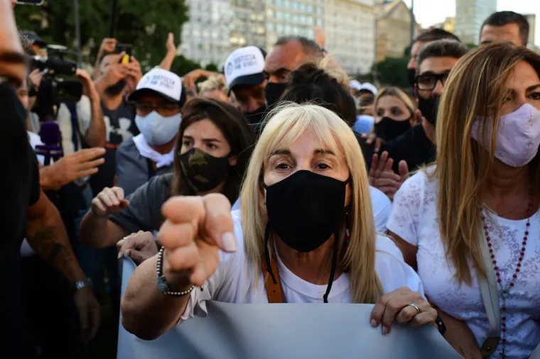 DIEGO JE ARGENTINA: Žestoki prosvjedi u Buenos Airesu; Tko je kriv za Maradoninu smrt?