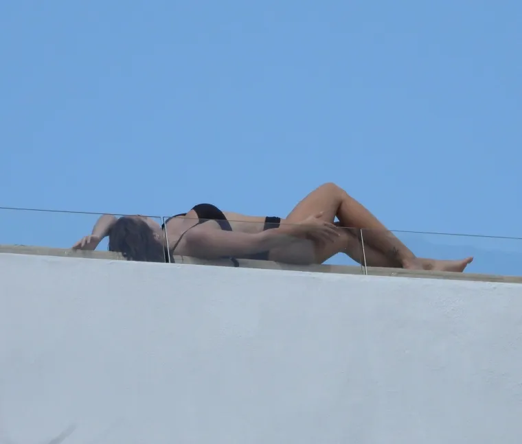 U posljednje vrijeme na dru&scaron;tvenim mrežama objavljuje goli&scaron;ave slike.