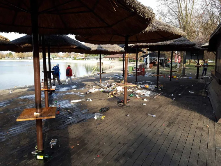 Kako izgleda Jarun nakon okupljanja mladih? Hrpetina smeća, smrad...