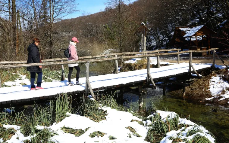 Idila na Plitvicama! U najljep&scaron;em nacionalnom parku pao je snijeg