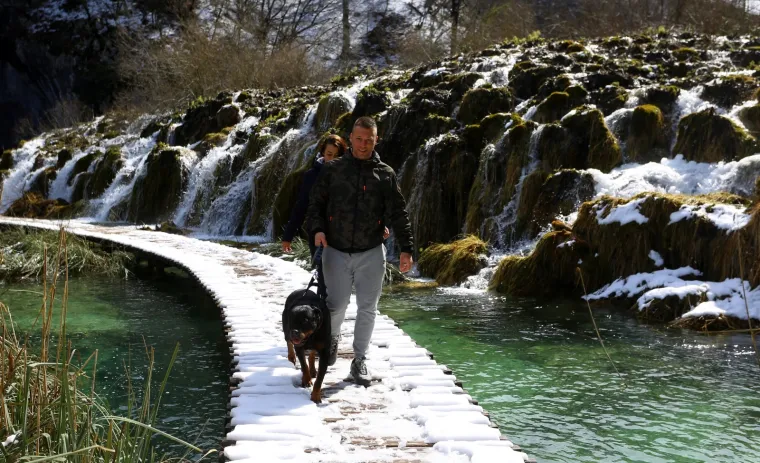 Idila na Plitvicama! U najljep&scaron;em nacionalnom parku pao je snijeg