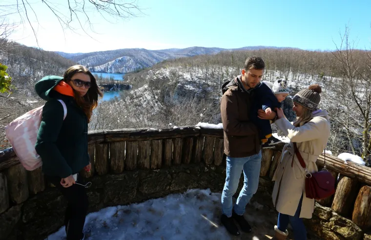 Idila na Plitvicama! U najljep&scaron;em nacionalnom parku pao je snijeg