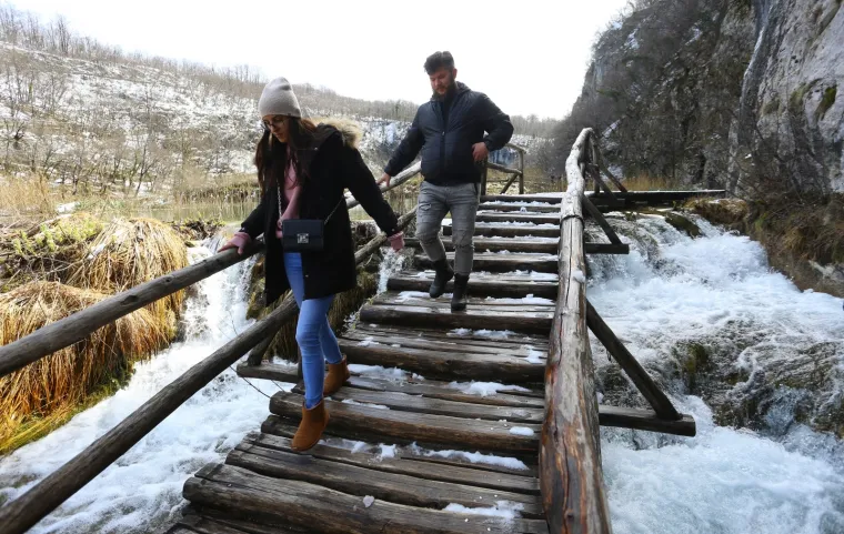 Idila na Plitvicama! U najljep&scaron;em nacionalnom parku pao je snijeg
