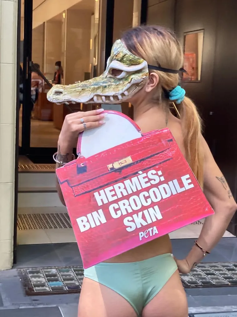Organizacija je nezadovoljna ovom modnom markom, koja koristi krokodile i druge egzotične životinje za izradu odjeće, obuće i modnih dodataka.