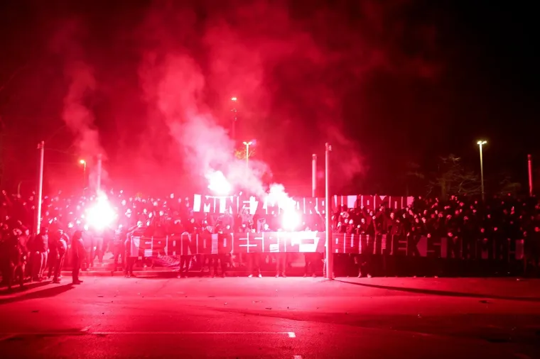 Dinamova navijačka skupina, Bad Blue Boysi, pjesmom, vatrometom i bakljadom ispred stadiona Maksimir proslavila je 35. rođendan.
Foto: Goran Stanzl/PIXSELL