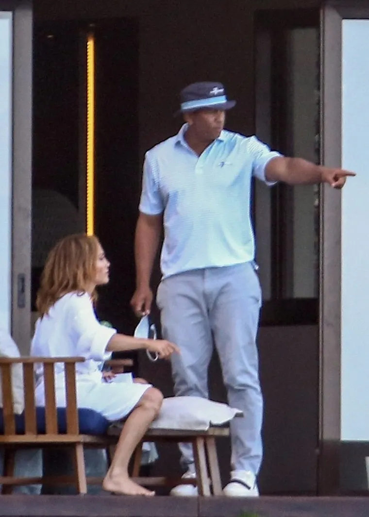 Čini se da su Jennifer Lopez i Alex Rodriguez prilično lijepo izgladili "neke stvari u vezi" te da su ponovo zaljubljeni kao na početku. Paparazzi su ih uhvatili na odmoru u Dominikanskoj Republici, gdje Jennifer snima svoj novi film "Shotgun Wedding". Foto: Profimedia