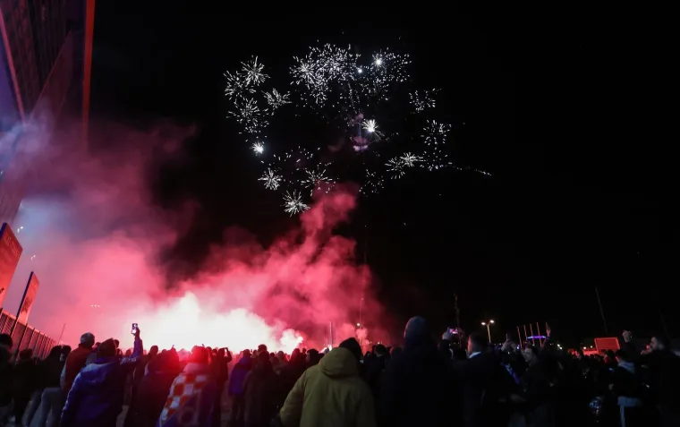 BOYSI SLAVE UZ PREKRIŽENU MAMIĆEVU GLAVU: Prekrasne scene u Zagrebu, ludilo kakvo se ne pamti