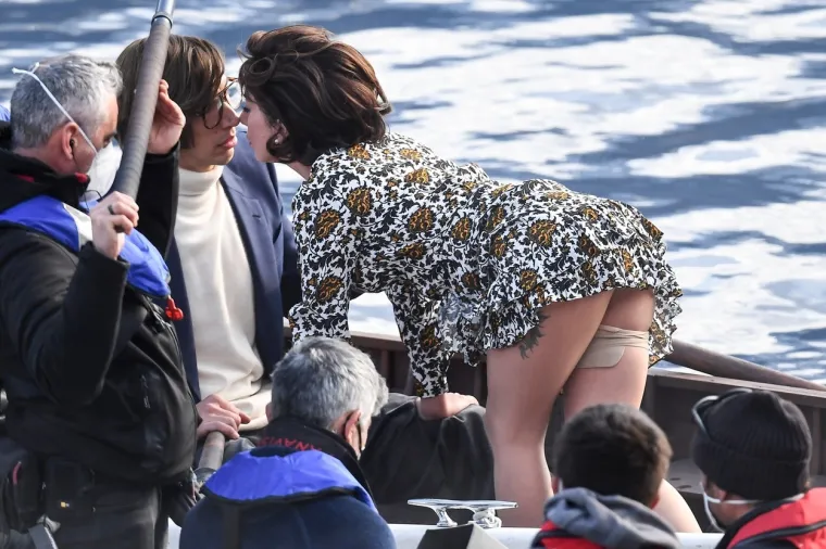 Fotografije na kojima oni izmjenjuju nježnosti u čamcu ubrzo su potakla nagađanja kako su njih dvoje, ustvari, zaljubljeni. Slično se dogodilo i nakon snimanja filma "Zvijezda je rođena" kada se mjesecima po medijima nagađalo kako su Gaga i Bradley Cooper ludo zaljubljeni te da planiraju vjenčanje. Foto: Profimedia