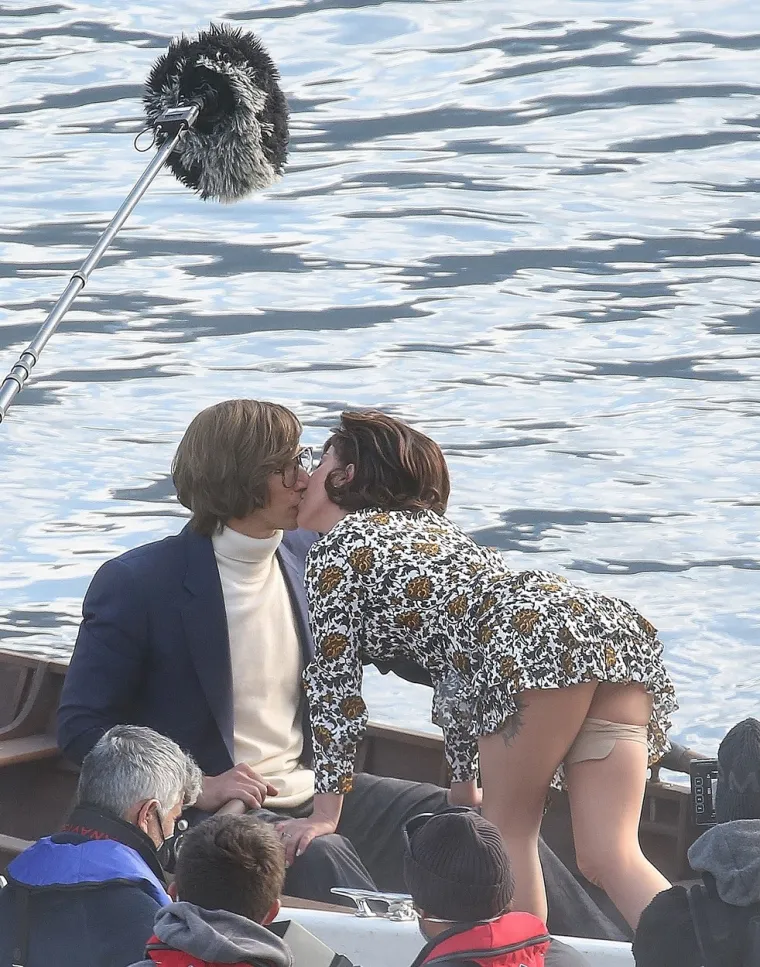 Paparazzi su Gagu i Adama uhvatili na setu dok su snimali jednu od ljubavnih scena u čamcu na jezeru Como. Ona se je nagnula kako bi ga poljubila, a pri tome joj je kratka haljina otkrila donje rublje. Gaga se na to nije obazirala, već je strastveno poljubila kolegu. Foto: Profimedia