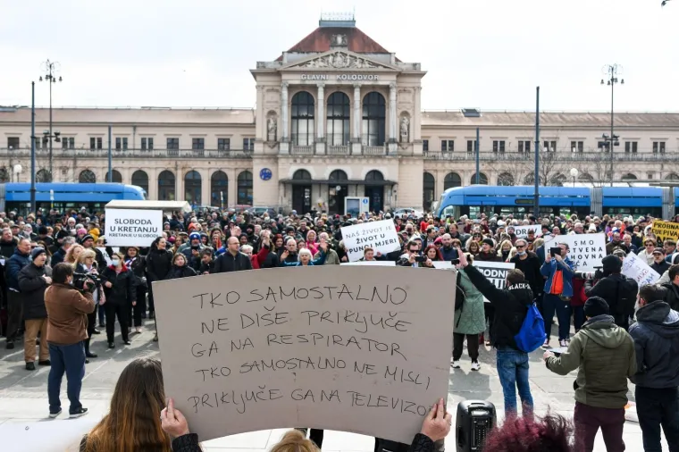 Koronaprosvjed u Zagrebu: 'Koliko jo&scaron; Papa &Scaron;trumf traju dva tjedna?'
