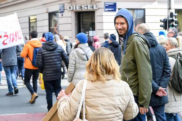 Koronaprosvjed u Zagrebu: 'Koliko jo&scaron; Papa &Scaron;trumf traju dva tjedna?'