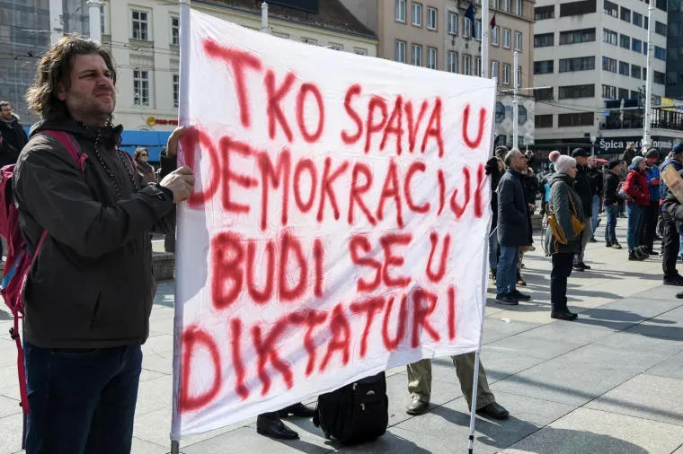 Koronaprosvjed u Zagrebu: 'Koliko jo&scaron; Papa &Scaron;trumf traju dva tjedna?'