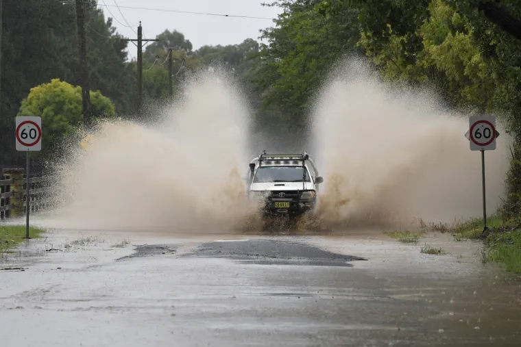 Obilne ki&scaron;e i iznenadne poplave u Australiji: Bujice odnose kuće, cijeli gradovi odsječeni