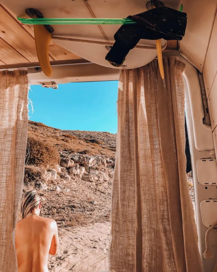OVAJ PAR VEĆ 3 GODINE ŽIVI U KOMBIJU: Pokazujući svoj dom na kotačima, zalomilo im se i nekoliko 18+ fotografija