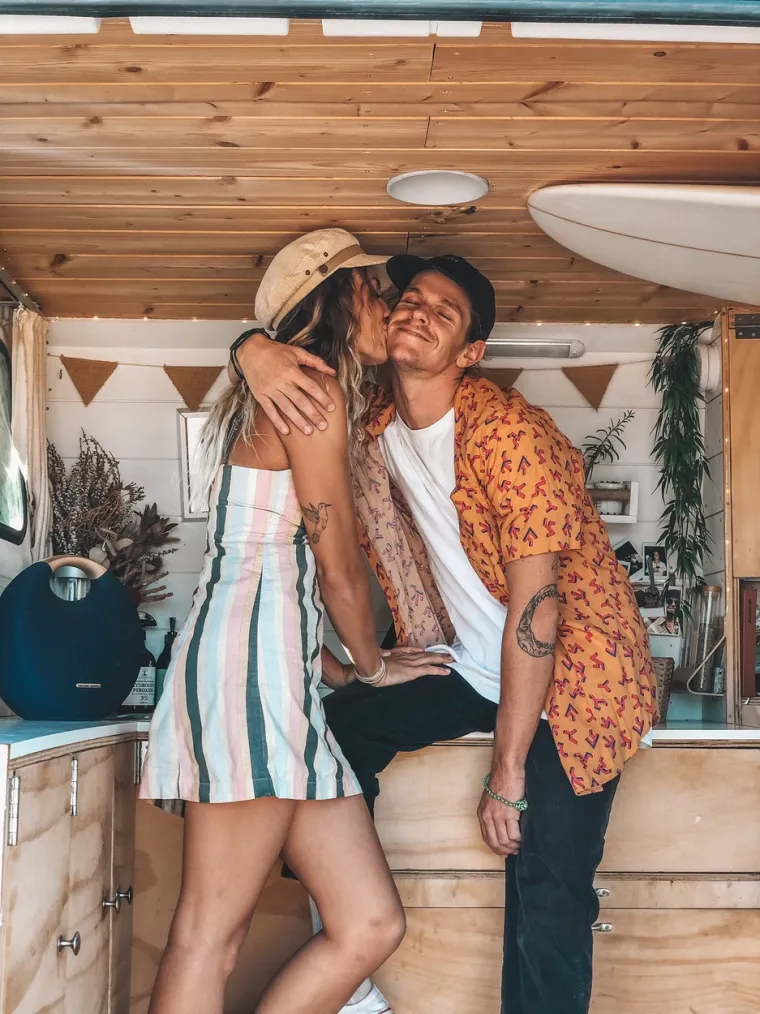 OVAJ PAR VEĆ 3 GODINE ŽIVI U KOMBIJU: Pokazujući svoj dom na kotačima, zalomilo im se i nekoliko 18+ fotografija
