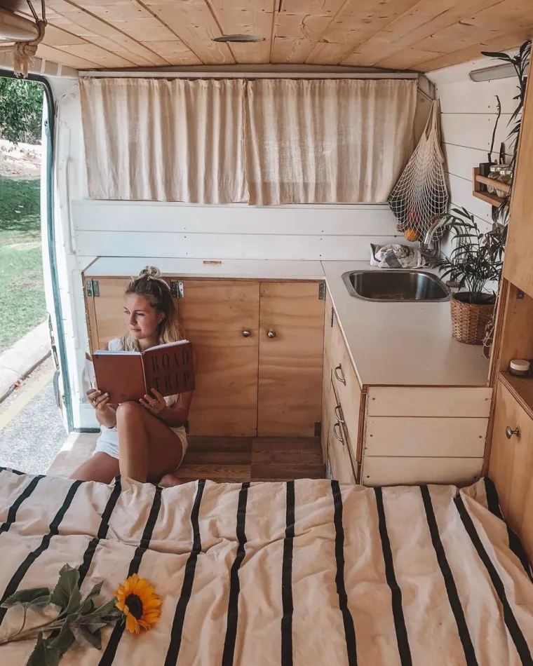 OVAJ PAR VEĆ 3 GODINE ŽIVI U KOMBIJU: Pokazujući svoj dom na kotačima, zalomilo im se i nekoliko 18+ fotografija