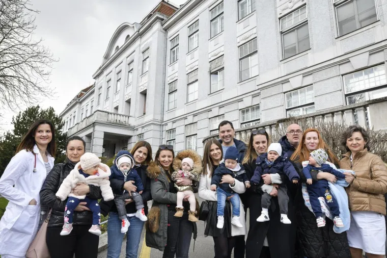 Upoznajte bebe i rodilje koje je razoran potres prije godinu dana otjerao iz Petrove bolnice