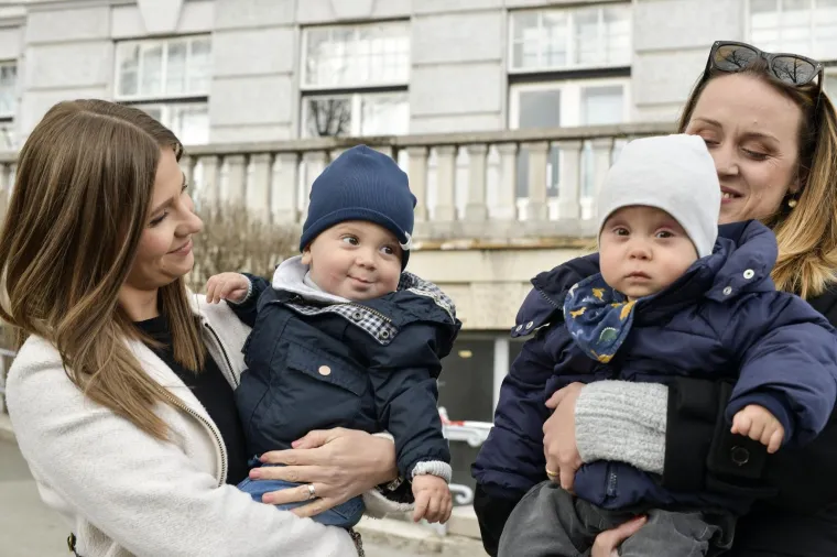 Upoznajte bebe i rodilje koje je razoran potres prije godinu dana otjerao iz Petrove bolnice