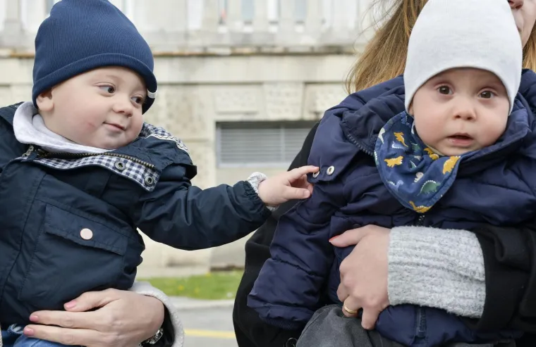 Upoznajte bebe i rodilje koje je razoran potres prije godinu dana otjerao iz Petrove bolnice