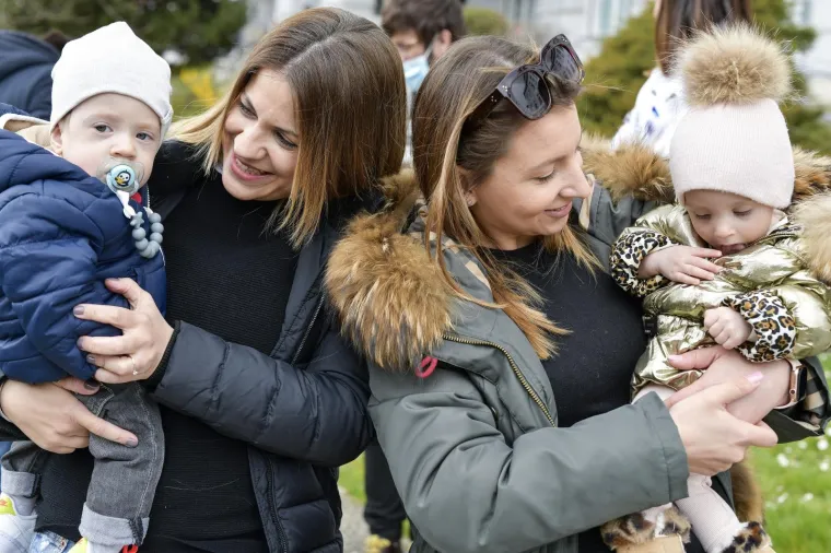 Upoznajte bebe i rodilje koje je razoran potres prije godinu dana otjerao iz Petrove bolnice