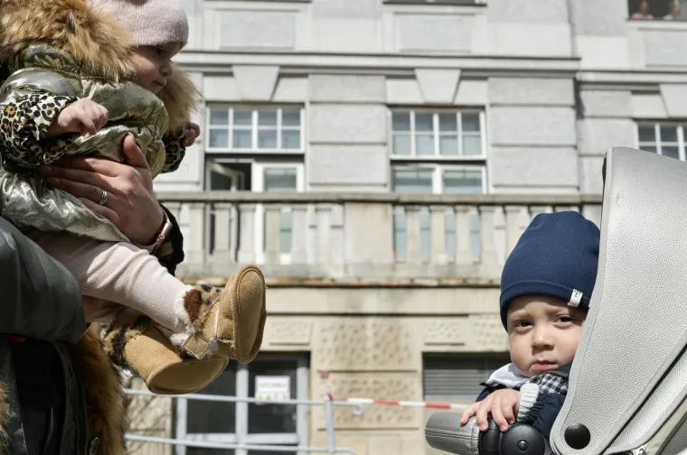 Upoznajte bebe i rodilje koje je razoran potres prije godinu dana otjerao iz Petrove bolnice