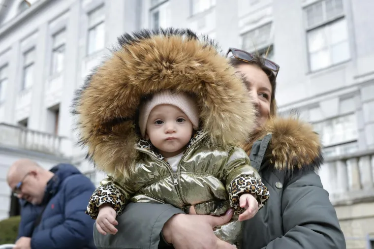 Upoznajte bebe i rodilje koje je razoran potres prije godinu dana otjerao iz Petrove bolnice