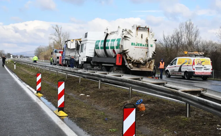 Četvero ljudi je poginulo u prevrtanju kamiona kod Okučana