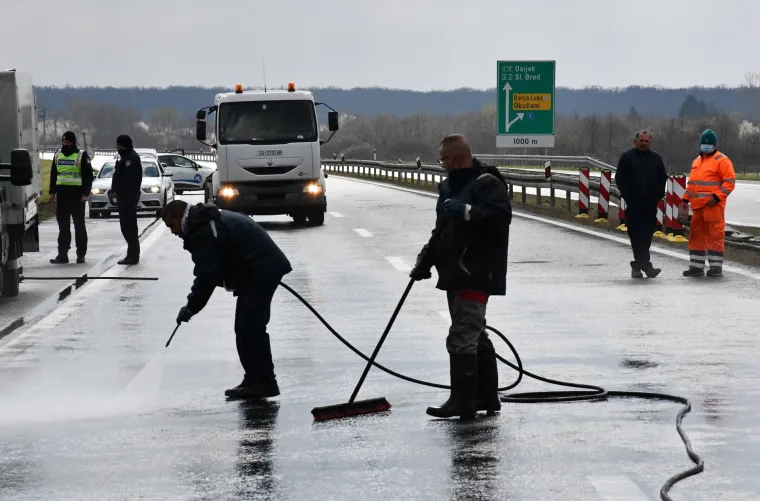 Četvero ljudi je poginulo u prevrtanju kamiona kod Okučana