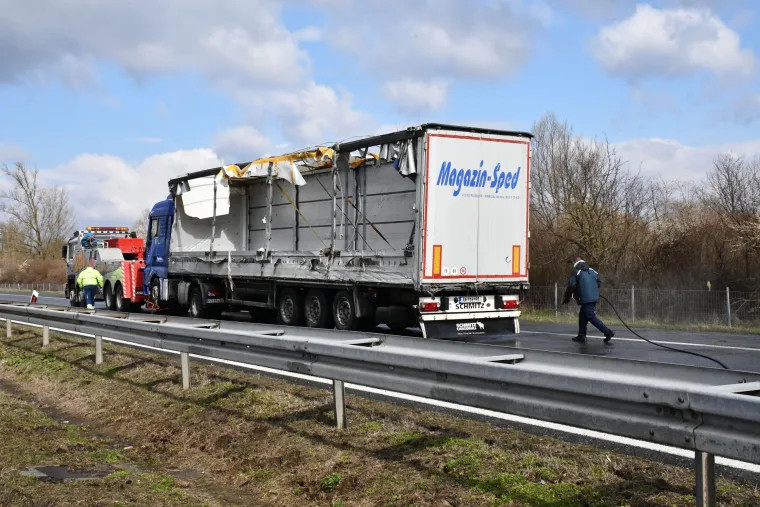 Četvero ljudi je poginulo u prevrtanju kamiona kod Okučana