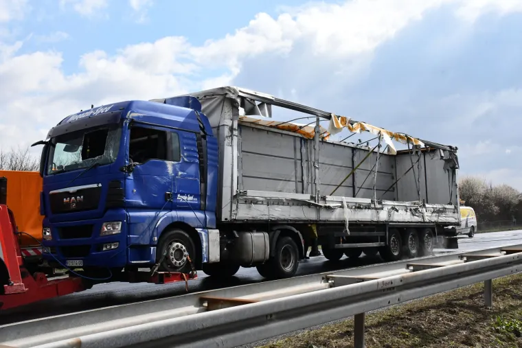 Četvero ljudi je poginulo u prevrtanju kamiona kod Okučana