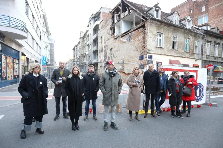 "Nedopustivo je da Zagreb stoji gotovo netaknut, nadamo se da je ovo zadnji put. Ovakve 'razglednice' poslali smo europarlamentarcima. Ova zgrada izgleda jednako kao i prije godinu dana", poručili su. 
"Institucije se još nisu usuglasile i udružile da obnove Zagreb", kažu.