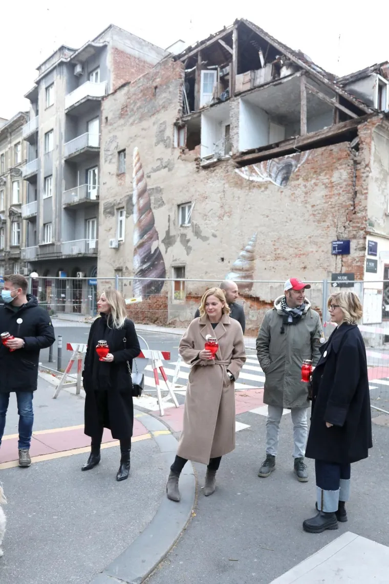 'NEDOPUSTIVO JE DA ZAGREB STOJI GOTOVO NETAKNUT': Godinu dana nakon potresa zapaljene svijeće za 'sve žrtve zakona o obnovi'