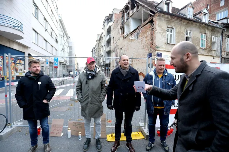 'NEDOPUSTIVO JE DA ZAGREB STOJI GOTOVO NETAKNUT': Godinu dana nakon potresa zapaljene svijeće za 'sve žrtve zakona o obnovi'