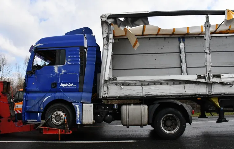 Okučani - U prevrtanju kamiona srbijanskih registarskih oznaka četvero ljudi je poginulo. Fo: Ivica Galović/PIXSELL