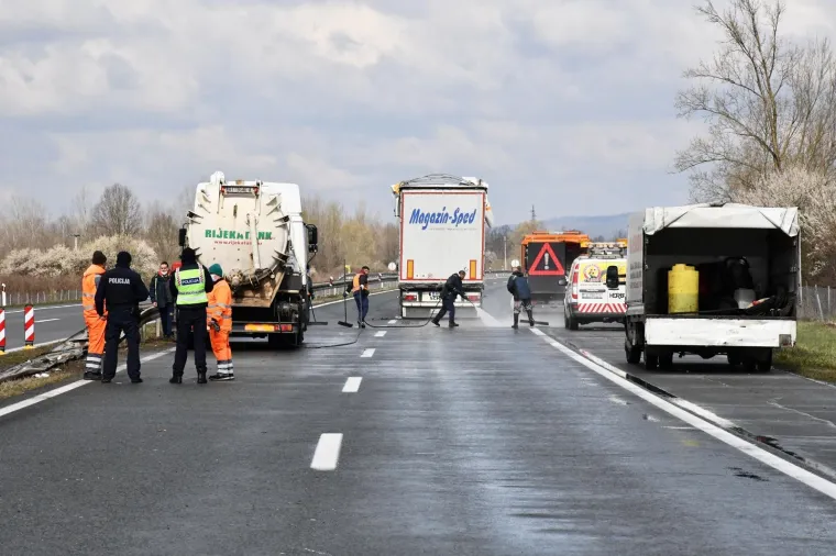 Okučani - U prevrtanju kamiona srbijanskih registarskih oznaka četvero ljudi je poginulo. Fo: Ivica Galović/PIXSELL