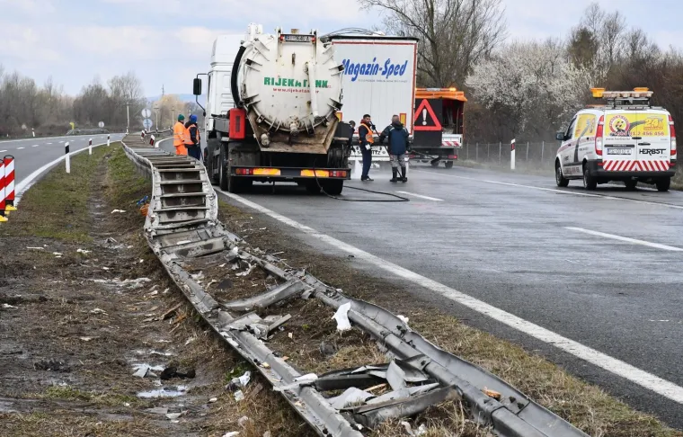 Okučani - U prevrtanju kamiona srbijanskih registarskih oznaka četvero ljudi je poginulo. Fo: Ivica Galović/PIXSELL