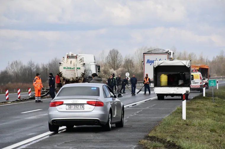 Okučani - U prevrtanju kamiona srbijanskih registarskih oznaka četvero ljudi je poginulo. Fo: Ivica Galović/PIXSELL