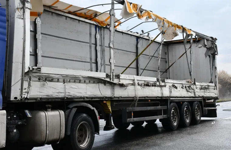 Okučani - U prevrtanju kamiona srbijanskih registarskih oznaka četvero ljudi je poginulo. Fo: Ivica Galović/PIXSELL