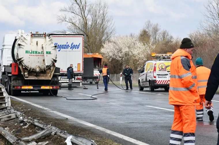 Okučani - U prevrtanju kamiona srbijanskih registarskih oznaka četvero ljudi je poginulo. Fo: Ivica Galović/PIXSELL