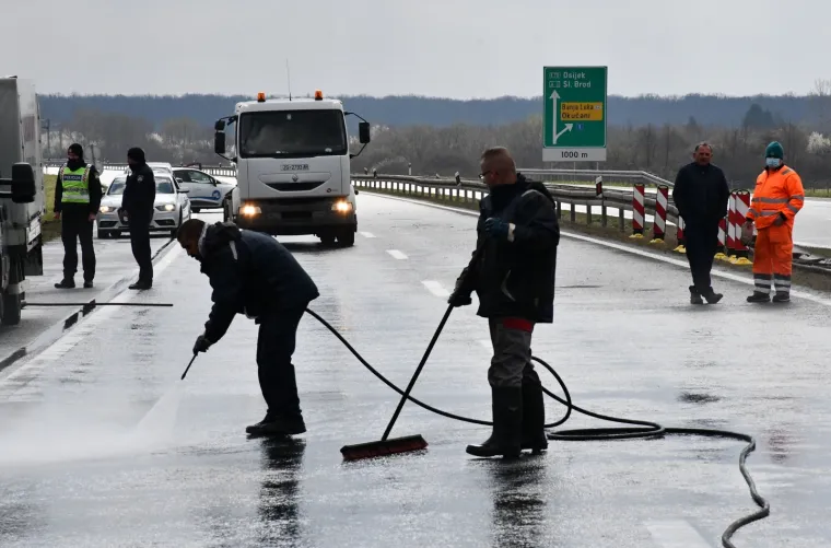 Okučani - U prevrtanju kamiona srbijanskih registarskih oznaka četvero ljudi je poginulo. Fo: Ivica Galović/PIXSELL