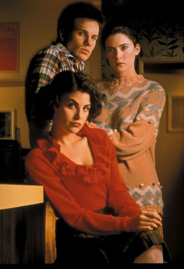 Holivudska glumica Lara Flynn Boyle 24. ožujka slavi 51. rođendan. Publika je pamti kao prelijepu ženu koja je utjelovila lik Donne Hayward u kultnoj seriji Twin Peaks, a iskazala se i u filmu "Ljudi u crnom 2". Lara je bila je seks-simbol devedesetih. Nakon toga za nju sve je krenulo nizbrdo. Neuspješne plastične operacije uništile su jojkarijeru, a posljednju filmsku ulogu dobila je 2014. godine. Foto: Profimedia