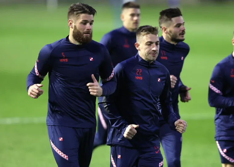 Hrvatska nogometna reprezentacija odradila je u ponedjeljak predvečer trening na Hitrec-Kacijanu. Po prvi put se tu našao i debitant, drugi najbolji strijelac Prve HNL, Kristijan Lovrić, ali trening je ometao jak vjetar, hladnoća, no igrači su kako se može vidjeti dobre volje. Za sada izbornik Zlatko Dalić nema na raspolaganju samo pričuvnog vratara Simona Slugu i Bornu Barišića koji stiže u ponedjeljak navečer.