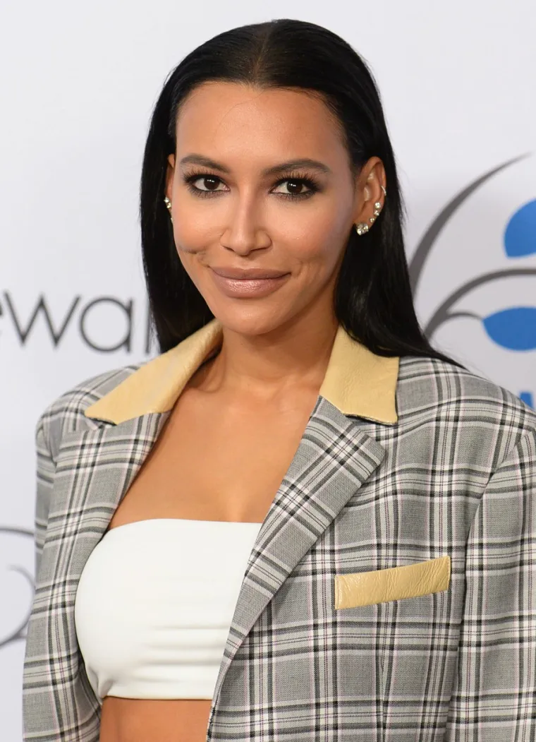 Naya Rivera, zvijezda serije 'Glee', preminula je u srpnju 2020. u 34. godini života u bizarnoj nesreći. Naime, glumica je s oti&scaron;la na izlet brodom na jezero Piro s četverogodi&scaron;njim sinom. Dječak je kasnije istog dana pronađen kako spava u čamcu, no njegovoj majci nije bilo ni traga. Policija i ronioci nekoliko dana kasnije prona&scaron;li su Riverino tijelo, a kao uzrok smrti navedeno je slučajno utapanje.