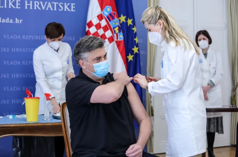 Plenković, Bero&scaron; i Jandroković pred kamerama se cijepili AstraZenecom