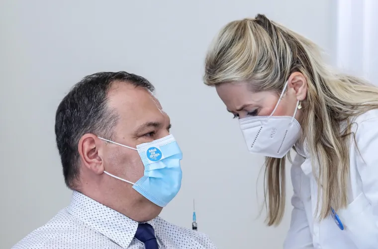 Plenković, Bero&scaron; i Jandroković pred kamerama se cijepili AstraZenecom