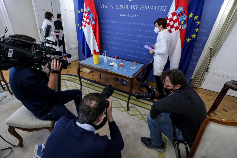 Plenković, Bero&scaron; i Jandroković pred kamerama se cijepili AstraZenecom