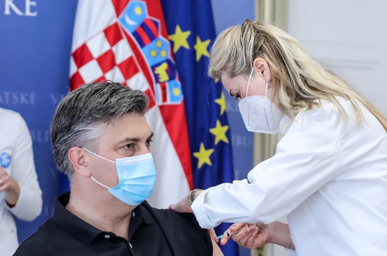 Plenković, Bero&scaron; i Jandroković pred kamerama se cijepili AstraZenecom