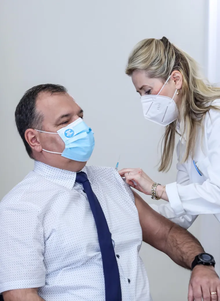 Plenković, Bero&scaron; i Jandroković pred kamerama se cijepili AstraZenecom